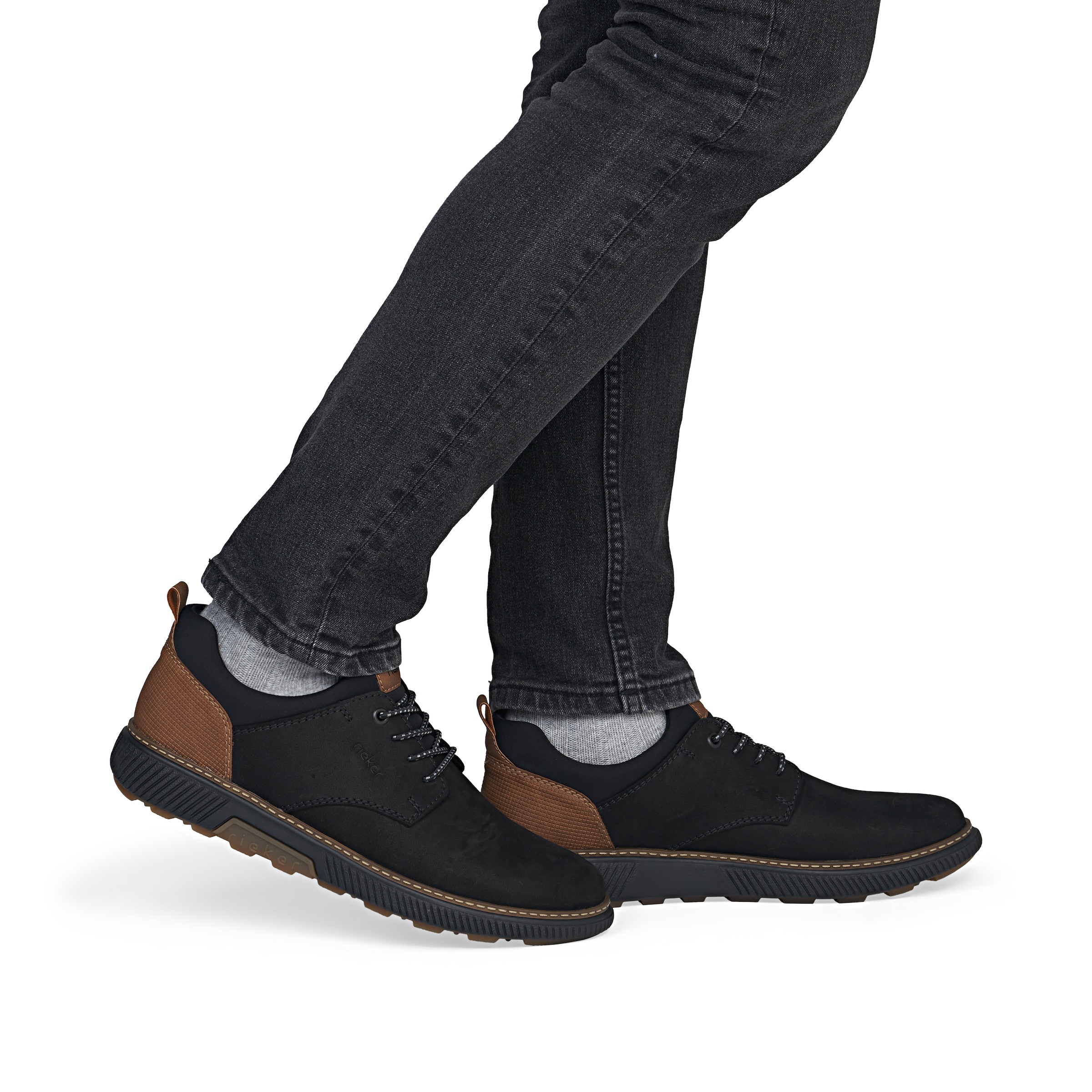 Chaussure basse Rieker en noir : devant