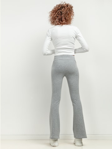 TESSITA Flared Hose in Grau