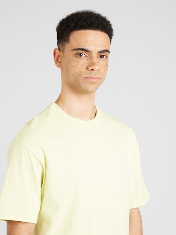Nike Sportswear T-shirt 'ESSNTL' i gul