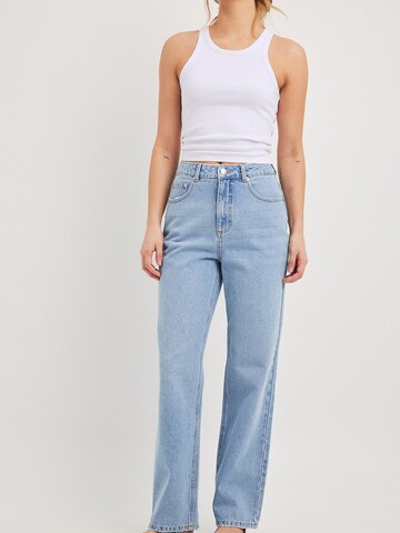 NA-KD Regular Jeans in Blue: front