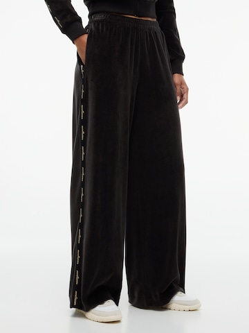 Wide leg Pantaloni de la Tommy Jeans pe negru: față