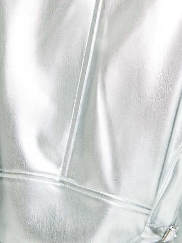 Bershka Přechodná bunda – stříbrná