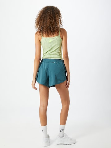 Regular Pantaloni sport 'Tempo Luxe' de la NIKE pe verde