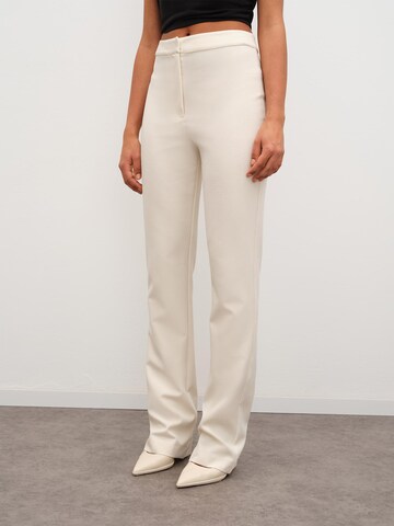 Coupe slim Pantalon RÆRE by Lorena Rae en blanc : devant