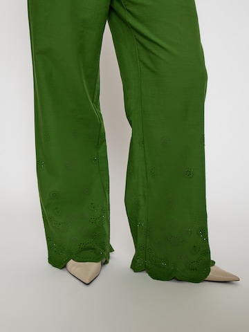 Peppercorn - Pierna ancha Pantalón 'Oda' en verde