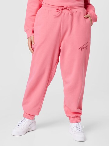 Tommy Jeans Curve Tapered Trousers in Pink: front