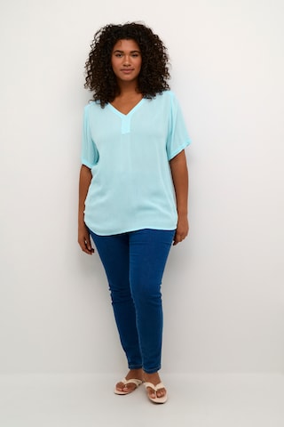 KAFFE CURVE Koszulka 'Ami' w kolorze niebieski