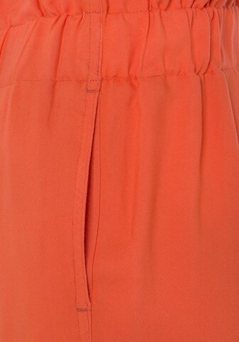 LASCANA Voľný strih Plisované nohavice - oranžová