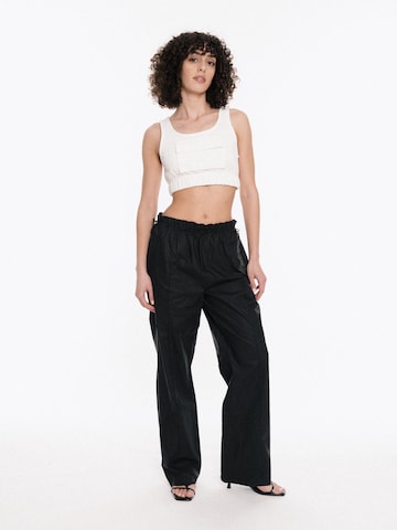 4TAILORS Loosefit Παντελόνι 'Pistachio' σε μαύρο