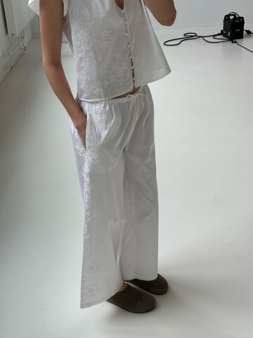 ABOUT YOU x Marie von Behrens Blus i vit