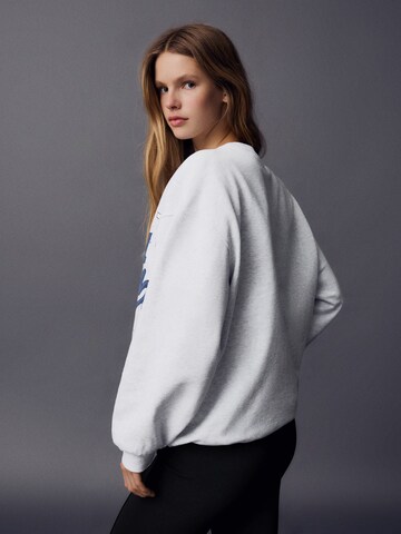 Bershka Sweatshirt in Grey: side