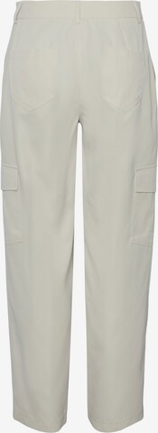 Regular Pantaloni cu buzunare 'SILLE' de la PIECES pe alb