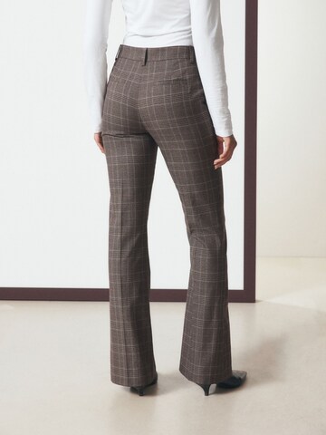 Bootcut Pantaloni con piega frontale di Next in marrone