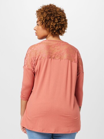 ONLY Carmakoma - Blusa en rosa