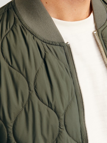 JACK & JONES - Chaqueta de entretiempo 'JJKODA' en verde