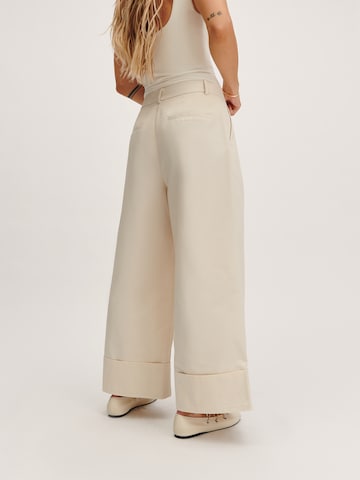 Tatiana Zidekova - Pierna ancha Pantalón plisado en blanco