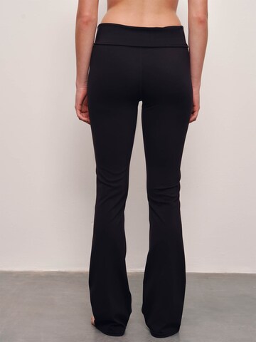 Bootcut Pantalon RÆRE by Lorena Rae en noir