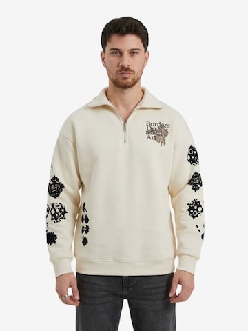 Kleidermafia Collegepaita 'Oversize Half-Zip Graphic Sweatshirt - Beige' värissä beige: etupuoli
