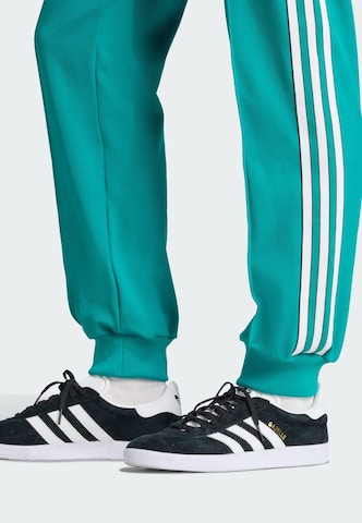 ADIDAS ORIGINALS - Tapered Pantalón 'FC Liverpool Terrace Icons' en verde