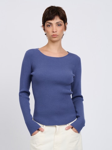 Pullover di Influencer in blu: frontale