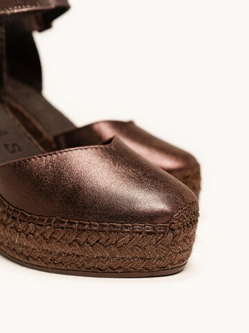 Alhamas Slingpumps 'Alpargata Cuña 10 cm Ante' in Bruin
