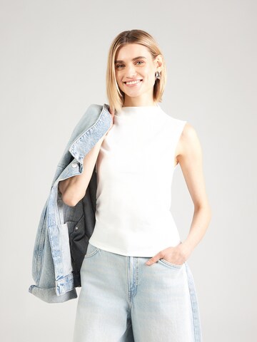 Top 'Sharon' de la ABOUT YOU pe bej: față