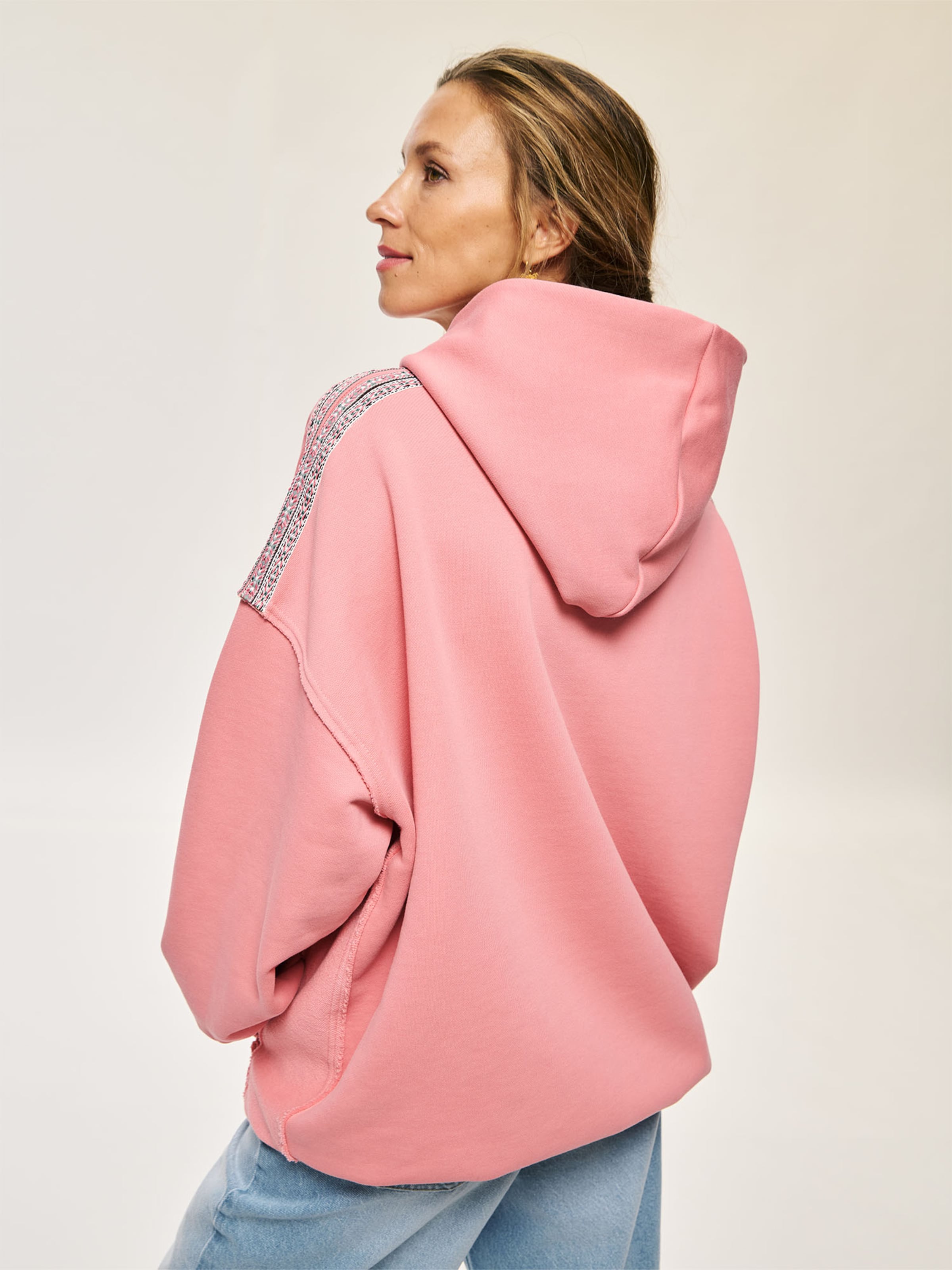 Kamila Šikl Sweatshirt in Rose | ABOUT YOU