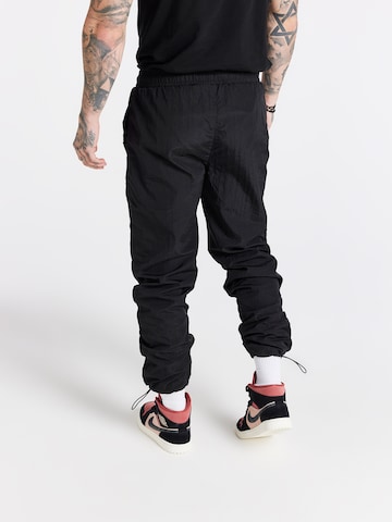 SikSilk Zwężany krój Spodnie w kolorze czarny