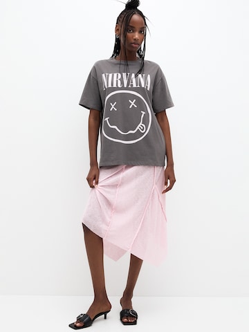 Pull&Bear Свободна дамска риза ' NIRVANA LAVADA' в сиво