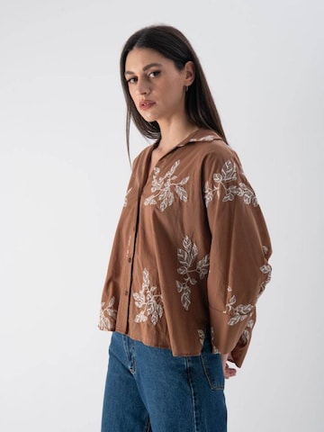 MND T-shirt 'Floreal' i brun