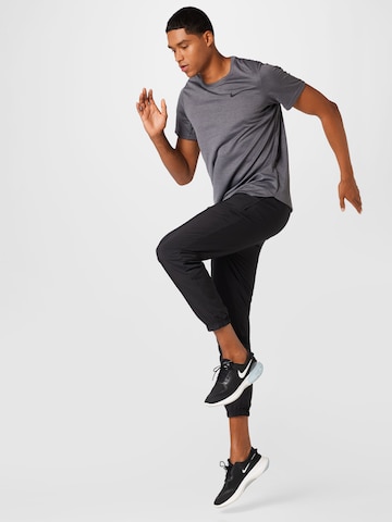 Effilé Pantalon de sport NIKE en noir