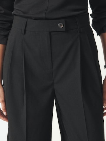 Wide leg Pantaloni con pieghe di Next in nero