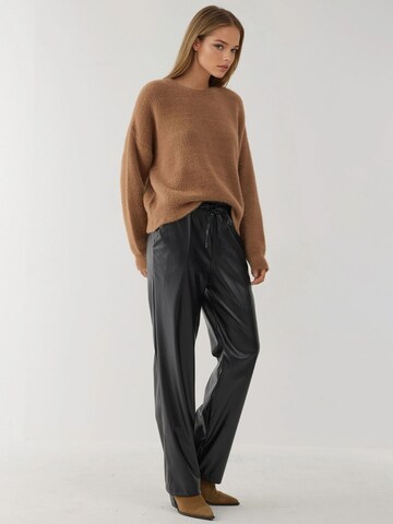 Hiccup Regular Trousers in Black