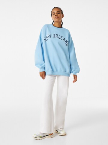 Sweat-shirt Bershka en bleu