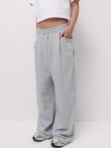 Loosefit Pantaloni 'FLOW SWEATPANTS GREY' di FEMSSY in grigio