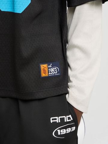 Tricou de la AND1 pe negru