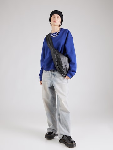 Sweat-shirt 'Essence Standard' WEEKDAY en bleu