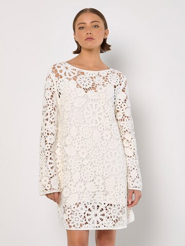 Apricot Floral Crochet Shift Mini Dress ' ' in Weiß: Vorderseite