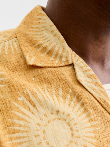 Jack & Jones Premium Comfort Fit Skjorta 'JPRBLUBILBAO' i gul