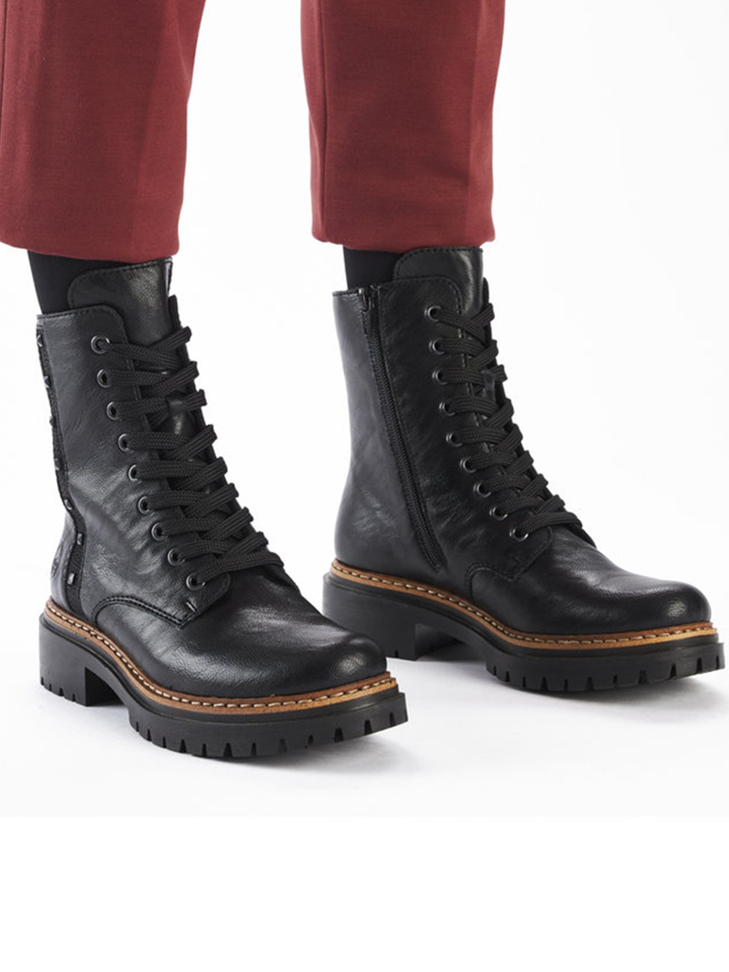 Ghete cu șireturi de la Rieker pe negru