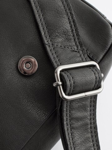 Messenger de la Next pe negru
