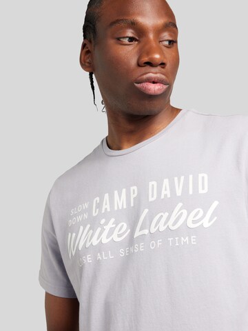 CAMP DAVID T-shirt i grå