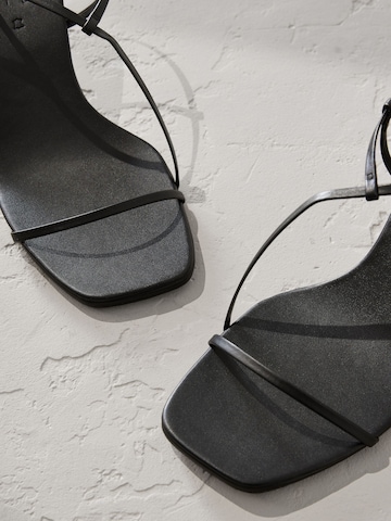 Next Sandalen met riem 'Signature Premium' in Zwart