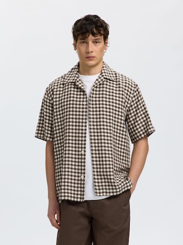 Fit confort Chemise SELECTED en marron : devant