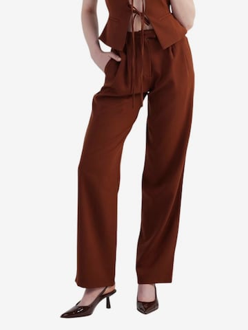 Loosefit Pantalon à pince HOLLY LOLLY en marron : devant