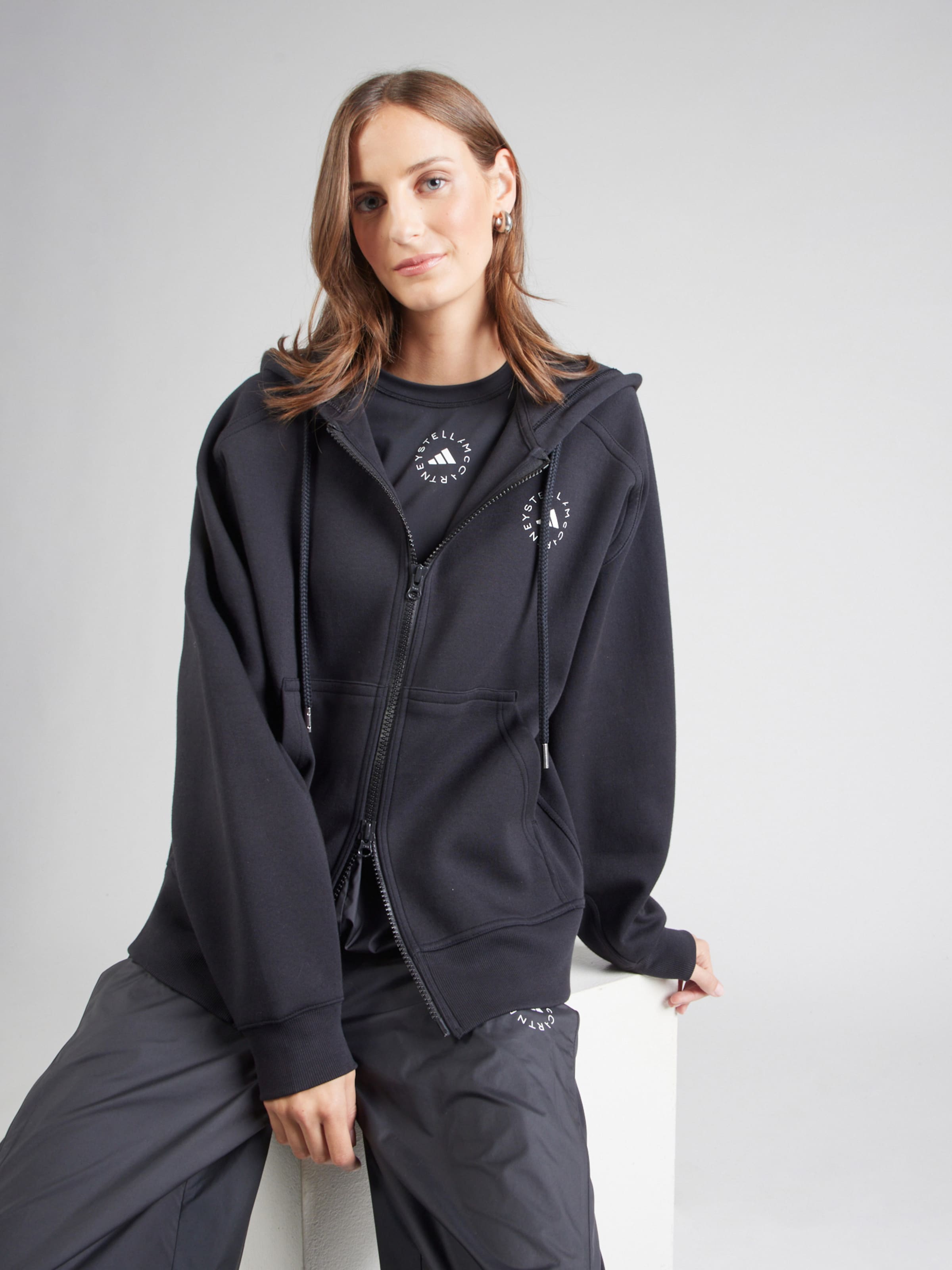 ADIDAS BY STELLA MCCARTNEY Sudadera con cremallera deportiva en Negro ABOUT YOU