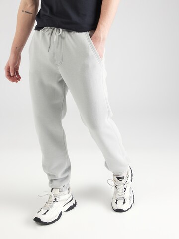 HOLLISTER Tapered Broek in Grijs: voorkant