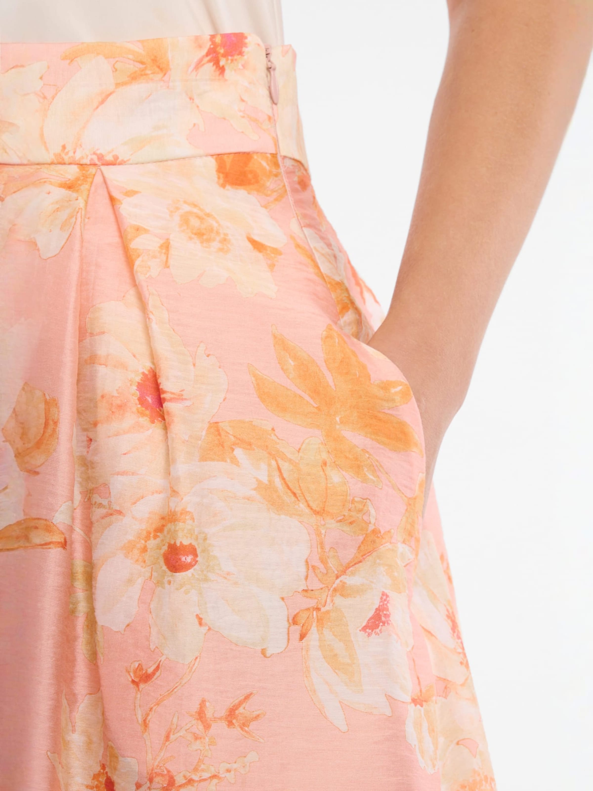 Ana Alcazar Rok in Roze