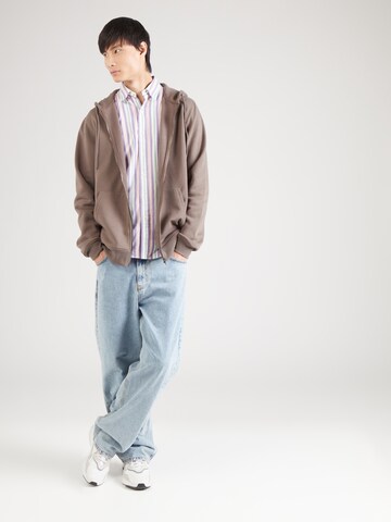 ABOUT YOU - Sudadera con cremallera 'Gino' en marrón: frente