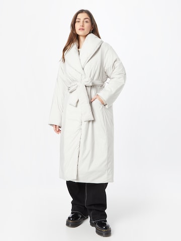 Manteau d’hiver 'Zyan' WEEKDAY en blanc : devant